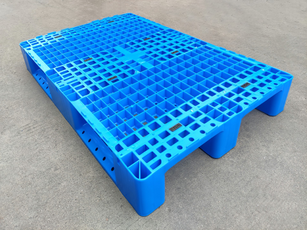 Rackable Plastic Pallets_Blue Pallets With Sidewall
