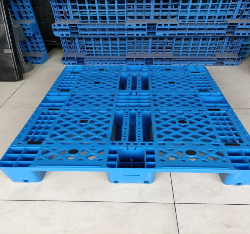 Rackable Plastic Pallets_with packer Pallets