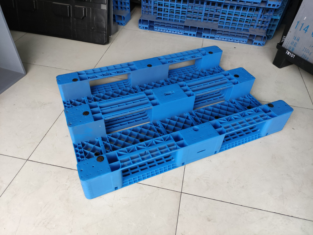 Rackable Plastic Pallets_with packer Pallets